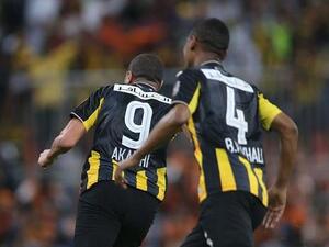 العكايشي (يسار) يحتفل بهدفه