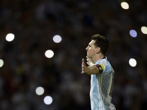 ميسي يحتفل بهدفه