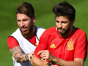 صورة أرشيفية لبيكيه وراموس خلال تدريبات منتخب إسبانيا