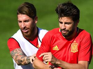 بيكيه وراموس خلال تدريبات منتخب إسبانيا