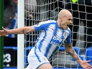 آرون موي يحتفل بهدفه