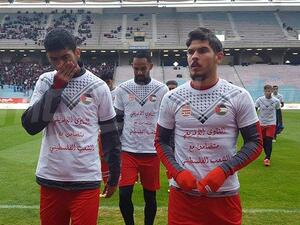 صورة للاعبي الإفريقي وهم يرتدون القمصان المساندة للشعب الفلسطيني