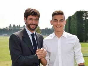 ديبالا يصافح أندريا آنييلي رئيس نادي يوفنتوس