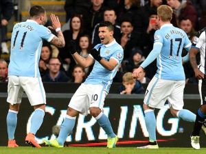 لاعبو سيتي يحتفلون بهدف أغويرو (وسط)