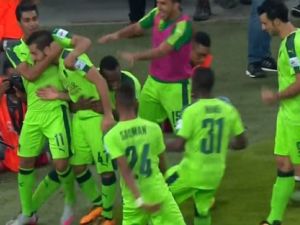 لاعبو الأهلي يحتفلون بهدف بصاص الأول