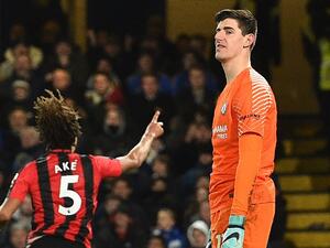 آكي يحتفل بهدفه وسط حسرة تيبو كورتوا حارس تشيلسي