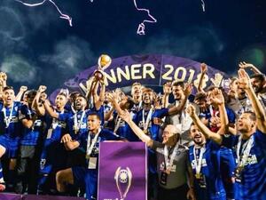 تتويج لاعبي الهلال بكأس السوبر السعودي