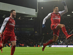 سانشيز يحتفل بهدفه