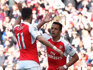 هدف أليكسيس (يمين) لم يكن كافياً لمنح آرسنال نقاط المباراة