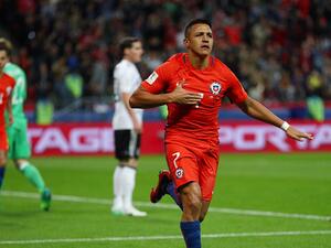 أليكسيس يحتفل بهدفه