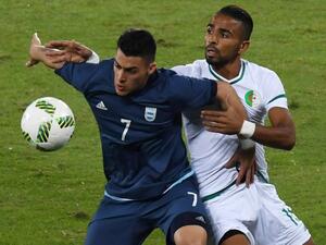 Argentina player Cristian Pavon (L) vies for the ball with Algeria player Houari Ferhani during the Rio 2016 Olympic Games men's First Round Group D football match, at the Olympic Stadium in Rio de Janeiro on August 7, 2016.
VANDERLEI ALMEIDA / AFP