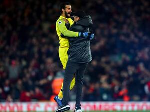 كلوب يحتفل مع أليسون داخل أرضية ملعب آنفيلد