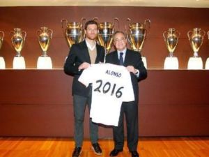 فلورينتينو بيريز رئيس ريال مدريد وتشابي ألونسو بعد التجديد فلورينتينو بيريز رئيس ريال مدريد وتشابي ألونسو بعد التجديد