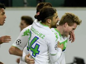 لاعبو فولفسبورغ يحتفلون بهدف شورليه (يمين)