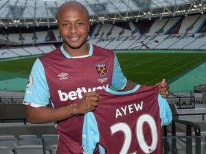 آيوو يعرض قميص فريقه الجديد