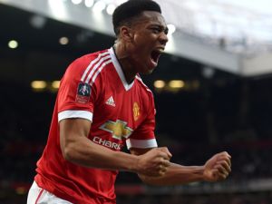 مارسيال يحتفل بهدفه