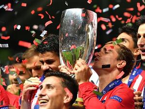 غريزمان يقبل كأس السوبر الأوروبي