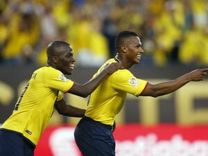 أنتونيو فالنسيا (يمين) يحتفل بهدفه