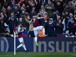 آرناتوفيتش يحتفل بهدفه