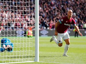 آرناوتوفيتش يحتفل بهدفه