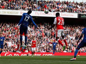 ويلبيك يسدد مسجلاً هدف آرسنال الثاني