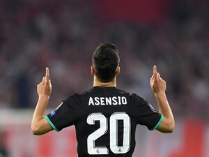 آسينسيو يحتفل بهدفه