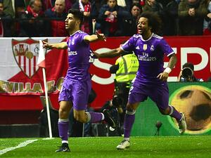 آسينسيو (يسار) يحتفل رفقة مارسيلو بهدفه