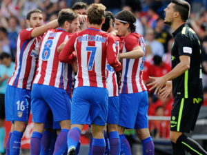 لاعبو أتلتيكو يحنفلون بأحد الأهداف
