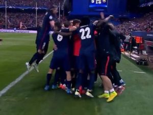 لاعبو أتلتيكو مدريد يحتفلون بالهدف الثاني