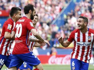 لاعبو أتلتيكو يحتفلون بهدف خوانفران