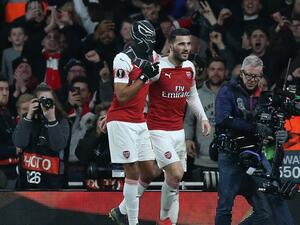 أوباميانغ (يسار) يرتدي قناع "بلاك بانثر" بعد قيادة آرسنال للفوز على رين