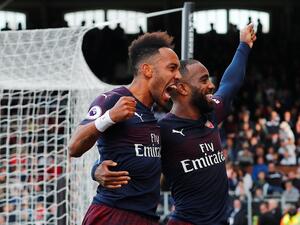 لاكازيت (يمين) وأوباميانغ يقودان آرسنال لفوز ضخم