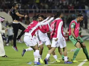 لاعبو البحرين يحتفلون بالتأهل