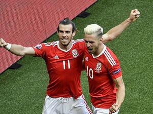 آرون رامزي (يمين) وبايل يحتفلان بالهدف