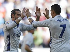 كريستيانو رونالدو (يمين) يهنىء بايل بهدفه