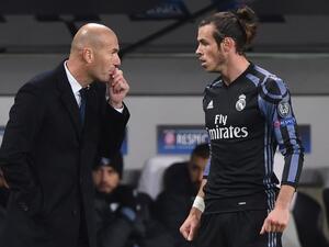 Real Madrid's French coach Zinedine Zidane (L) gives instructions to Real Madrid's Welsh forward Gareth Bale during the UEFA Champions League group F football match Legia Warsaw vs Real Madrid CF in Warsaw, Poland on November 2, 2016.
Janek SKARZYNSKI / AFP