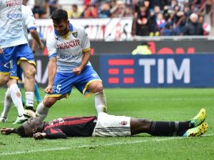 بالوتيلي على الأرض بعد إهداره لركلة الجزاء