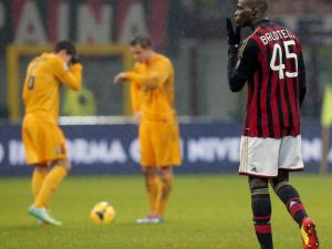 بالوتيلي يحتفل بهدفه