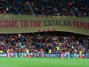 إحدى اليافطات التي رفعها جمهور برشلونة وفيها ترحيب بالمتابعين في جمهورية كتالونيا