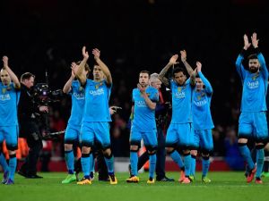 لاعبو برشلونة يحتفلون بالفوز على آرسنال