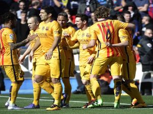 لاعبو البارسا يحتفلون خلال المباراة