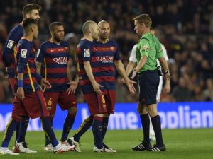 لاعبو برشلونة يعترضون على أحد قرارات الحكم