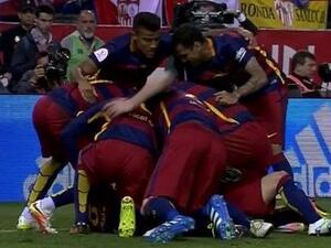 لاعبو برشلونة يحتفلون بهدف آلبا