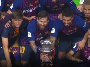 لاعبو برشلونة يحتفلون بعد الفوز بكأس السوبر مطلع الموسم