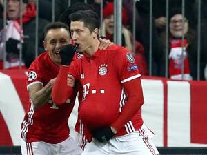 ليفاندوفسكي يحتفل بهدفه