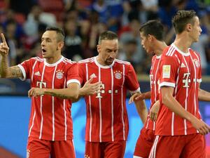 لاعبو بايرن يحتفلون بهدف رافينيا (يسار)
