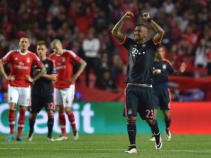 فيدال يحتفل بالفوز