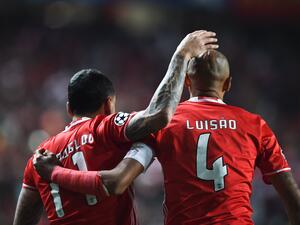 ميتروغلو (يسار) يحتفل بهدفه رفقة زميله لويزاو