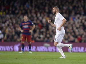 بنزيمة يحتفل بهدفه