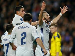 بنزيمة يحتفل بأحد أهدافه